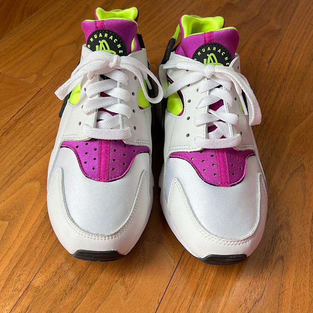 Nike womans huaraches sneakers